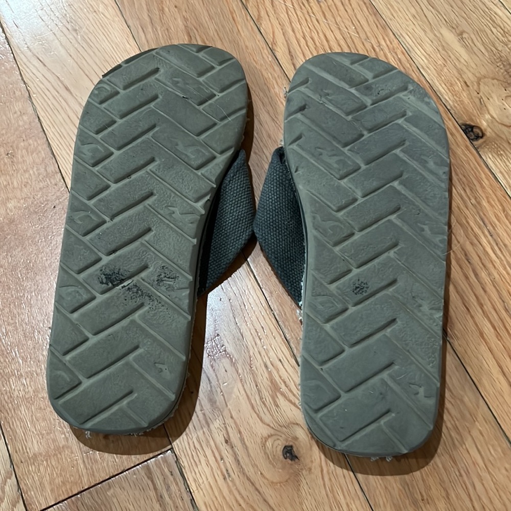 Hollister Flip Flops - Picture 2 of 2